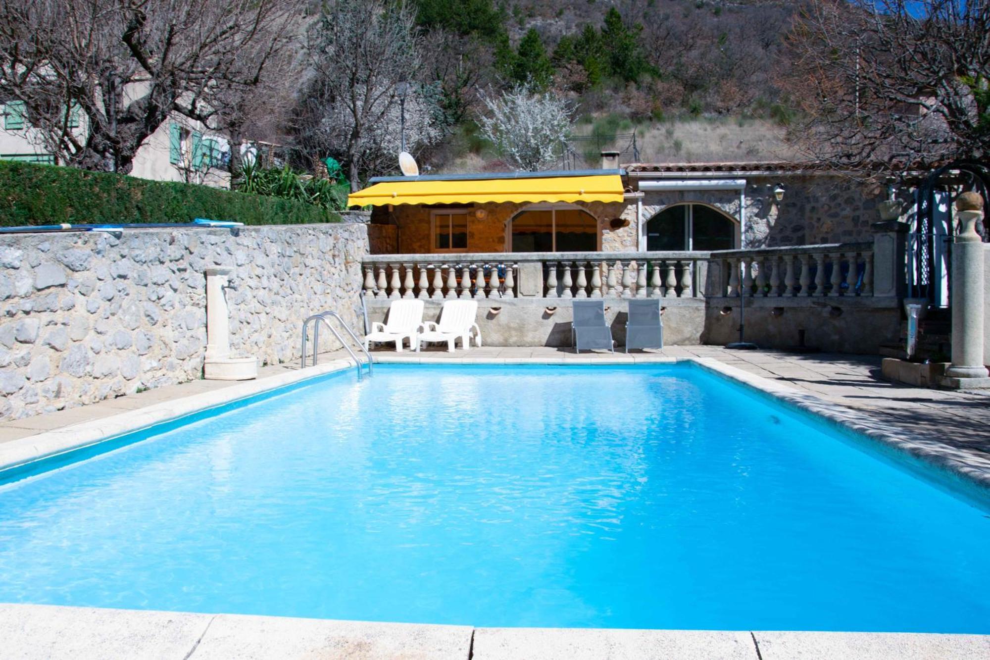Hostal Les Grands Prés des Baronnies La Roche-sur-le-Buis Exterior foto